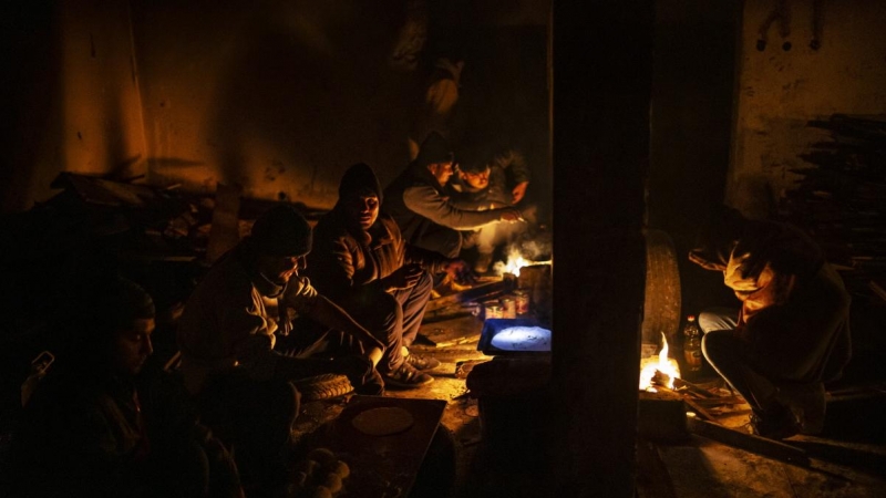 Mohamed, de 29 años, hace pan junto con un grupo de afganos en el interior de un edificio abandonado donde están viviendo en Bihac. JM López.