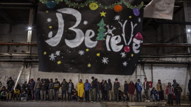 Migrantes en su mayoría de Pakistán hacen cola para recoger la comida en el campo de Bira situado en Bihac. JM López.