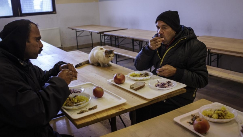 Migrantes en el interior del comedor del campo de Bira situado en Bihac. JM López.