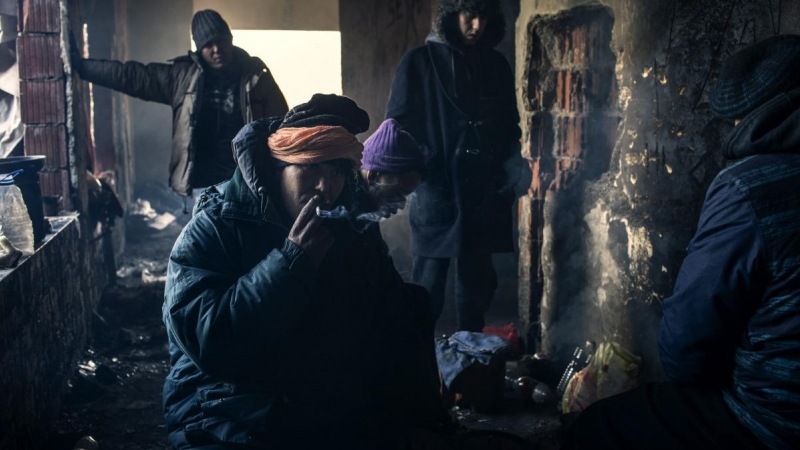 : Migrantes procedentes de Marruecos esperan el momento para cruzar la frontera con Croacia en el interior de una casa abandonada en Velika Kladusa. JM López.