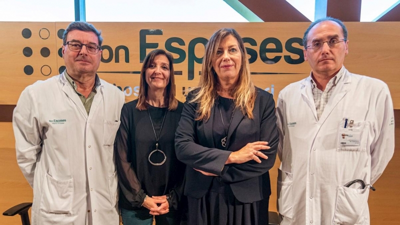 Los responsables del hospital de Son Espases (Mallorca) ofreciendo información del paciente británico que ha sido dado de alta este viernes. /EFE