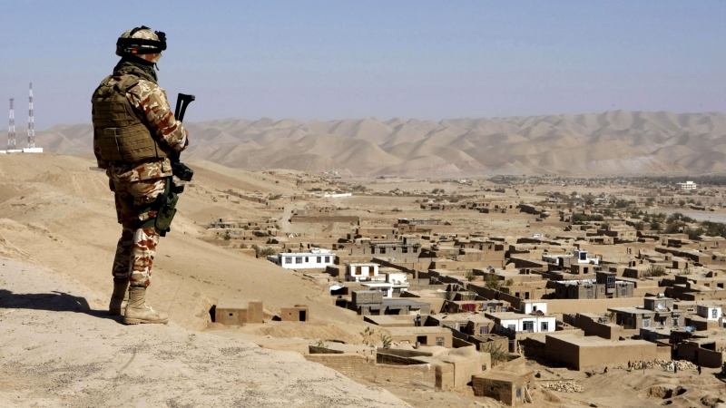 Un soldado del ejército español vigila los alrededores de la base española de Qala i Naw, en Afganistán. /EFE