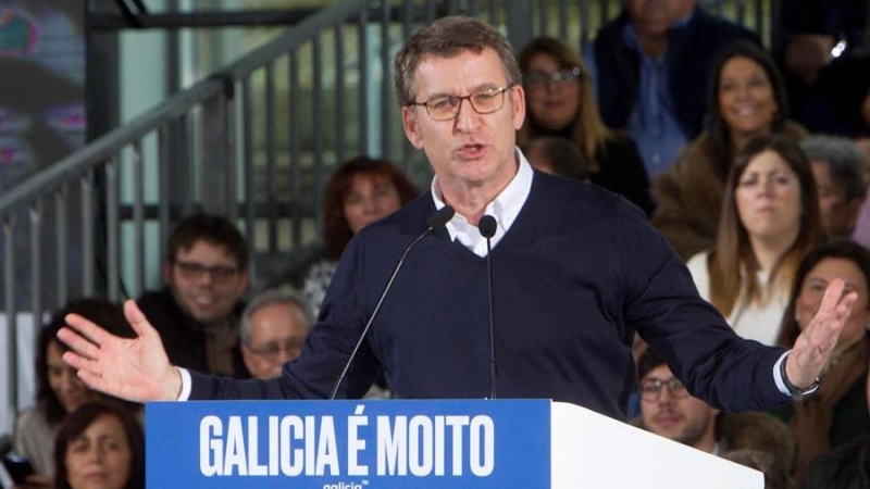 El Presidente de la Xunta de Galicia Alberto Núñez Feijóo (c), durante su intervención hoy sábado en el Auditorio Mar de Vigo, como candidato del Partido Popular a la presidencia de la Xunta de Galicia por cuarta vez consecutiva.- EFE/Salvador Sas