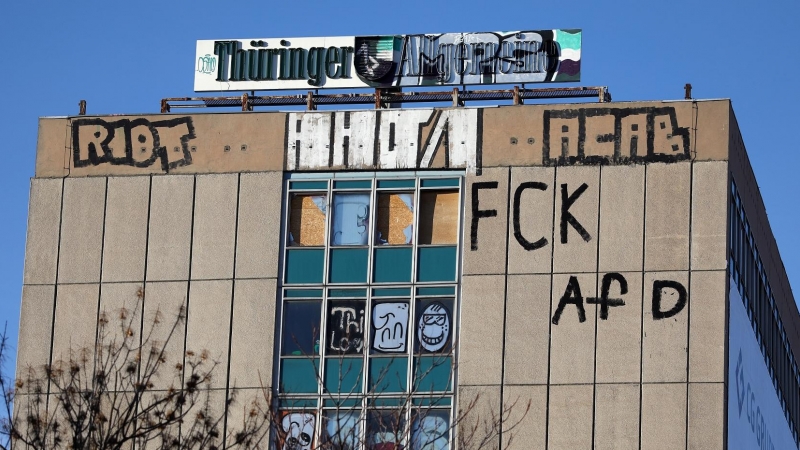 Edificio con un graffiti en contra del AdF. REUTERS/Christian Mang