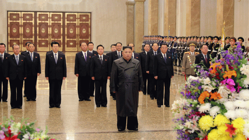 El líder norcoreano, Kim Jong-un, visitó el mausoleo familiar en Pionyang para conmemorar el 78 aniversario del nacimiento de su padre y predecesor Kim Jong-il.- REUTERS