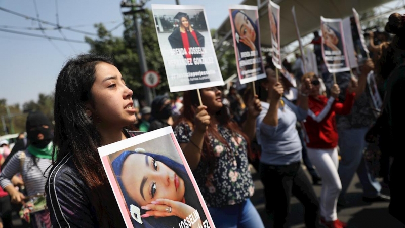 Mujeres y familiares de Ingrid Escamilla protestan para pedir justicia por su feminicidio, este sábado en Ciudad de México (México).- EFE