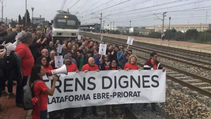 Manifestació a l'estació de L'Aldea per demanar més regularitat de trens. Europa Press