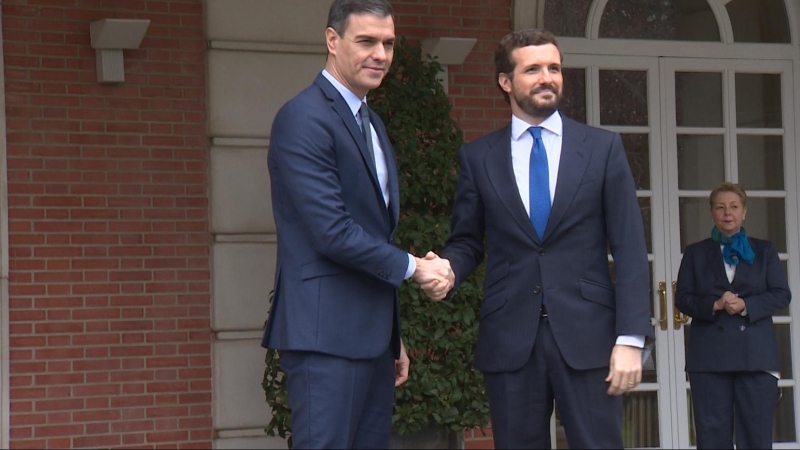 Sánchez y Casado se reúnen en el Palacio de la Moncloa