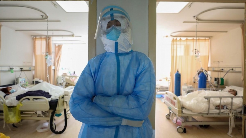 16/02/2020. -Un enfermero en el hospital de Wuhan. / EFE