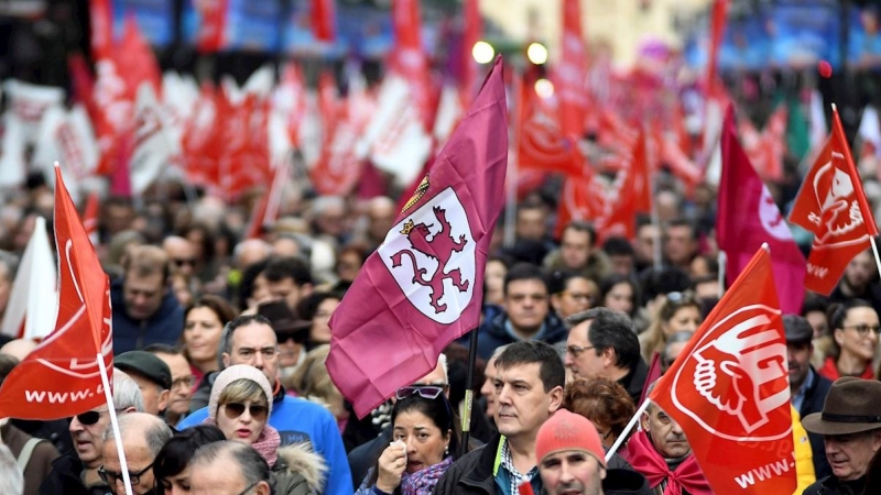 Vista de la manifestación de este domingo en León. EFE