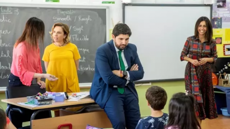 El presidente de la Región de Murcia, Fernando López Miras, durante una visita a un colegio en una imagen de archivo. / EUROPA PRESS - PP