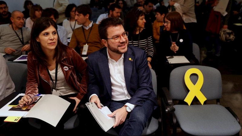 15/02/2020.- El coordinador Nacional de ERC y vicepresidente del Govern, Pere Aragonès junto a Marta Vilalta, secretaria general adjunta y portavoz del partido, momentos antes de intervenir ante el consell nacional de ERC, después de una semana marcada po