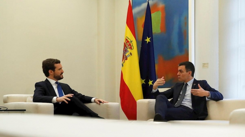 El presidente del Gobierno, Pedro Sánchez, con el líder del Partido Popular (PP), Pablo Casado, en el Palacio de la Moncloa. EFE/ Juan Carlos Hidalgo