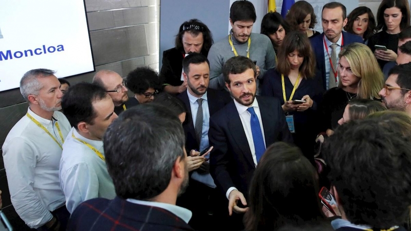 El líder Partido Popular (PP), Pablo Casado, rodeado de periodistas tras la rueda de prensa ofrecida  al término de la reunión que ha mantenido en el Palacio de la Moncloa con el presidente del Gobierno, Pedro Sánchez. EFE/Juan Carlos Hidalgo