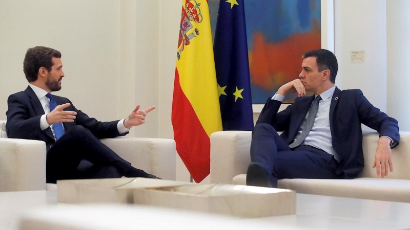 El presidente del Gobierno, Pedro Sánchez, con el líder del Partido Popular (PP), Pablo Casado, en el Palacio de la Moncloa. EFE/ Juan Carlos Hidalgo