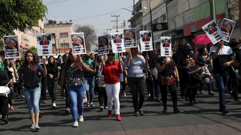 Mujeres y familiares de Ingrid Escamilla protestan para pedir justicia por su feminicidio, este sábado en Ciudad de México (México). Centenares de mujeres marcharon este sábado pacíficamente por la Ciudad de México para recordar a Ingrid Escamilla, descua