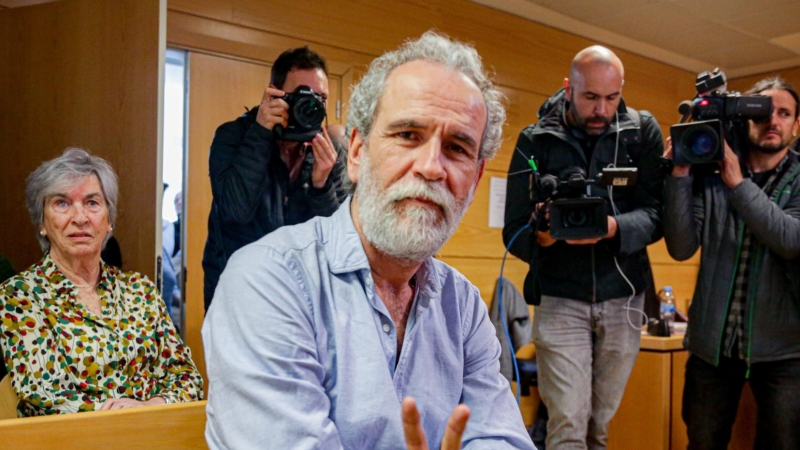 El actor Willy Toledo en el juicio en el que se le acusa de delitos contra la libertad de conciencia y ofensa a los sentimientos religiosos. / EUROPA PRESS