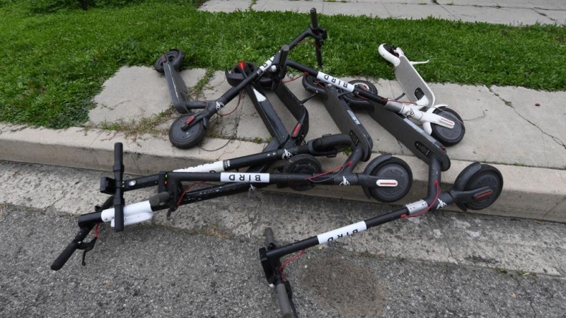 Patinetes eléctricos tirados en una acera pública. AFP/Mark Ralston