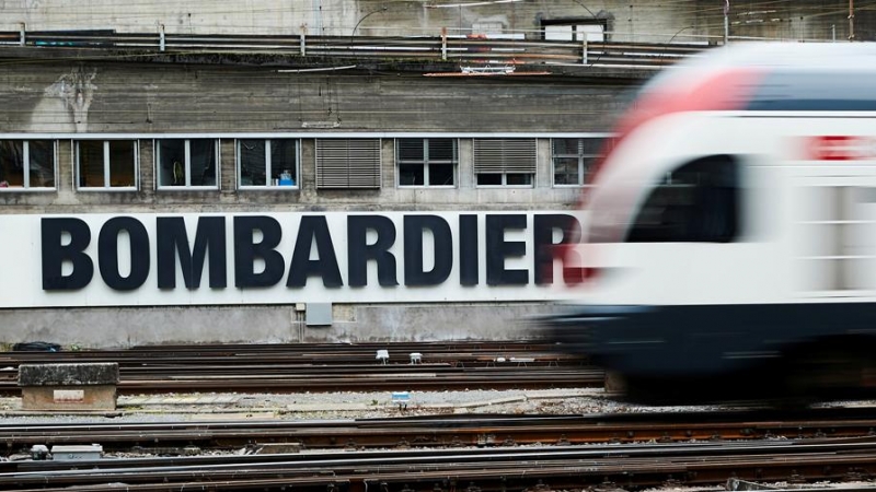 Un cartel publicitario de Bombardier, al paso de un tren de la suiza SBB CFF,  en la estación en Berna. REUTERS / Denis Balibouse