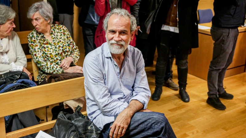 El actor Willy Toledo, sentado en el banquillo de los acusados en el juzgado de lo Penal número 26 de Madrid. / EUROPA PRESS