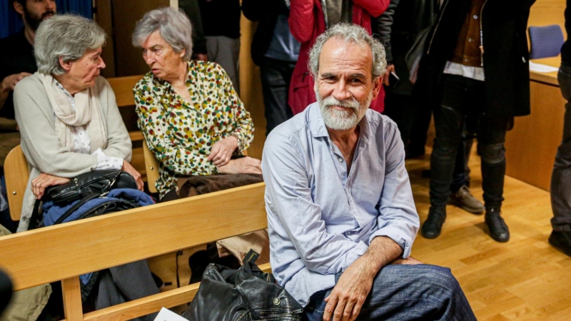 El actor Willy Toledo, sentado en el banquillo de los acusados en el juzgado de lo Penal número 26 de Madrid. / EUROPA PRESS