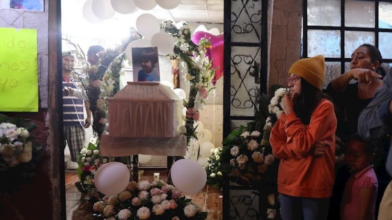 17/02/2020.- Personas asisten al funeral de la niña Fátima este lunes en el barrio de Tulyehualco en Ciudad de México (México). EFE/Sáshenka Gutiérrez