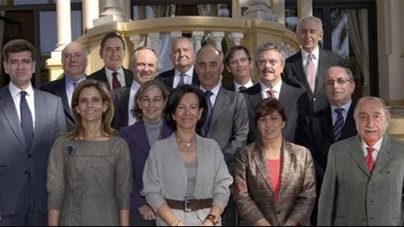 Francisco Daurella (primera fila, primero por la derecha) en una foto de los miembros del Órgano de Gobierno del banco Banesto, al que pertenecía. -BANESTO