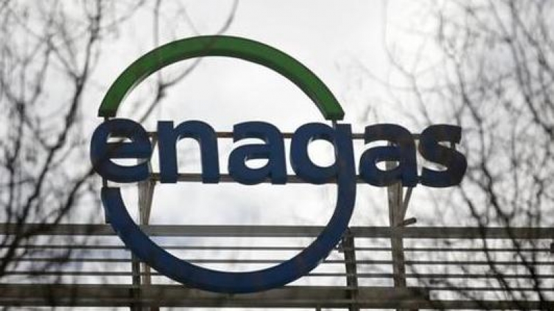 El logo de la compañía Enagas, en la parte superior de su sede en Madrid. REUTERS/Andrea Comas