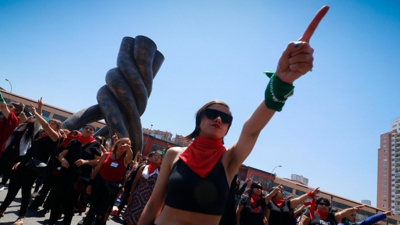 Mujeres del grupo feminista chileno 'Las Tesis' exigen reformas sociales en el país frente al Congreso Nacional. / Leonardo Rubilar / EUROPA PRESS