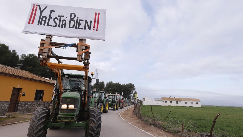 13/02/2020.- Agricultores montados en sus tractores esperan a la entrada de los Llanos de Antequera (Málaga), para revindicar el apoyo al sector primario. EFE/Jorge Zapata