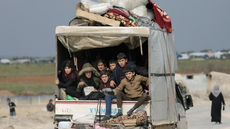 18/02/2020 - Niños desplazados viajan en una camioneta con sus pertenencias en Afrin, Siria. REUTERS / Khalil Ashawi