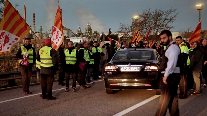 19/02/2020.- Un piquete informativo en la entrada del Polígono Petroquímico Norte de Tarragona durante la jornada de huelga para exigir más seguridad y menos precariedad. EFE/Jaume Sanjuan