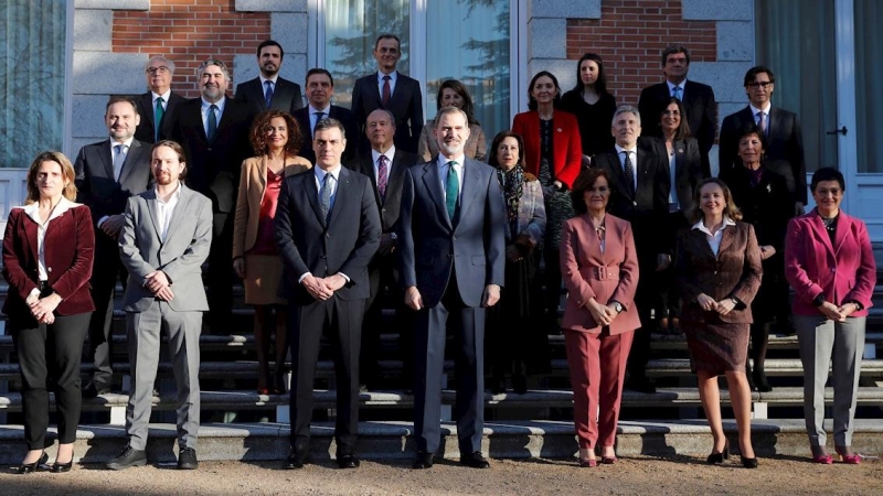 18/02/2020.- Felipe VI (c) junto a los ministros del Gobierno de coalición. / EFE - JUAN CARLOS HIDALGO