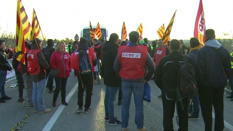 Tall de carretera d'un piquet durant la vaga a la petroquímica de Tarragona. CCOO Catalunya