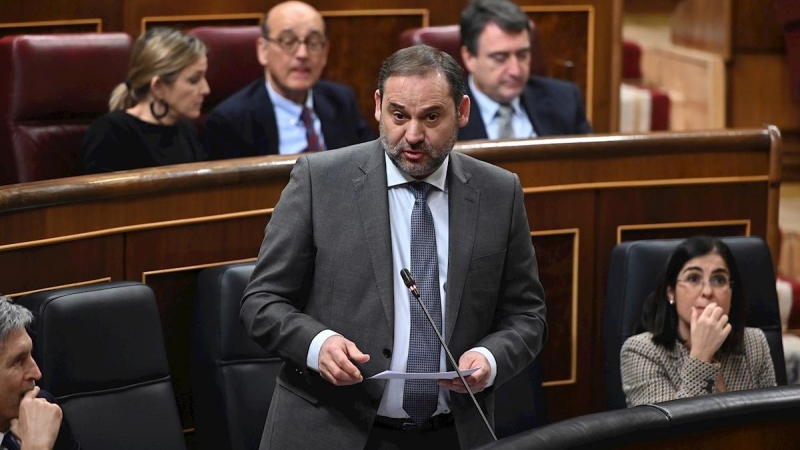 19/02/2020.- El ministro de Transporte y Movilidad, José Luis Ábalos, durante su intervención en la segunda sesión de control al Gobierno que se celebra este miércoles en el Congreso. EFE/FERNANDO VILLAR