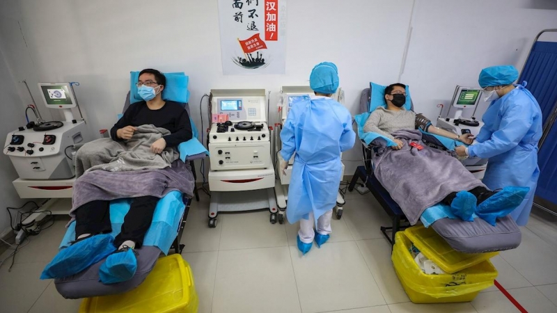 Dos doctores que han superado el coronavirus donan plasma en una clínica de Wuhan./ EFE/EPA/YUAN ZHENG CHINA OUT