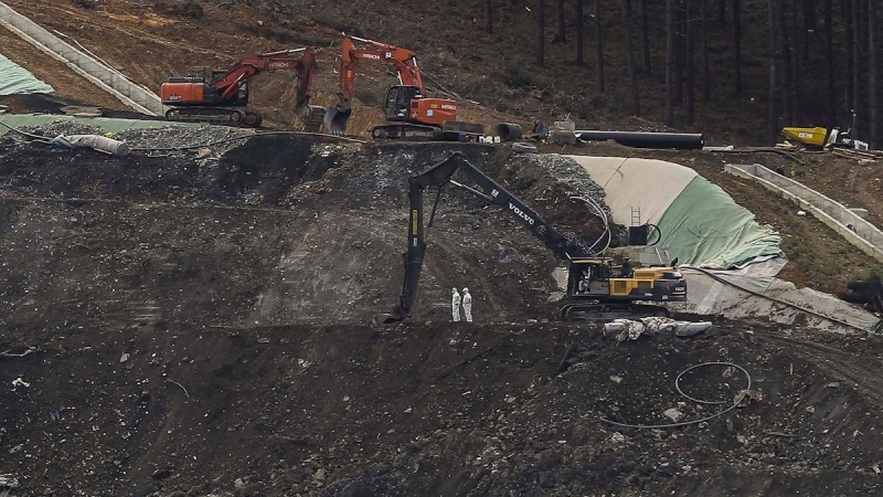 19/02/2020.-Los equipos de rescate centran su trabajo este miércoles en los puntos en los que se sospecha que pueden encontrarse los dos trabajadores sepultados tras el derrumbe del vertedero de Zaldibar. / EFE - MIGUEL TOÑA