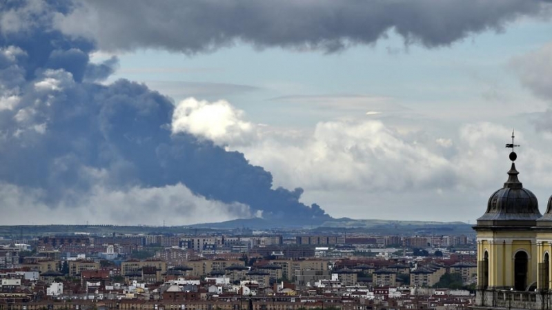 Vista desde Madrid del incendio del vertedero de neumáticos de Seseña. (Gerard Julien/AFP)