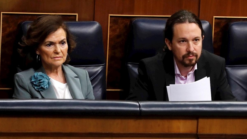 19/02/2020.- Los vicepresidentes del Gobierno, Carmen Calvo (i) y Pablo Iglesias (d) durante la sesión de control celebrada este miércoles en el Congreso de los diputados en Madrid. EFE/Ballesteros