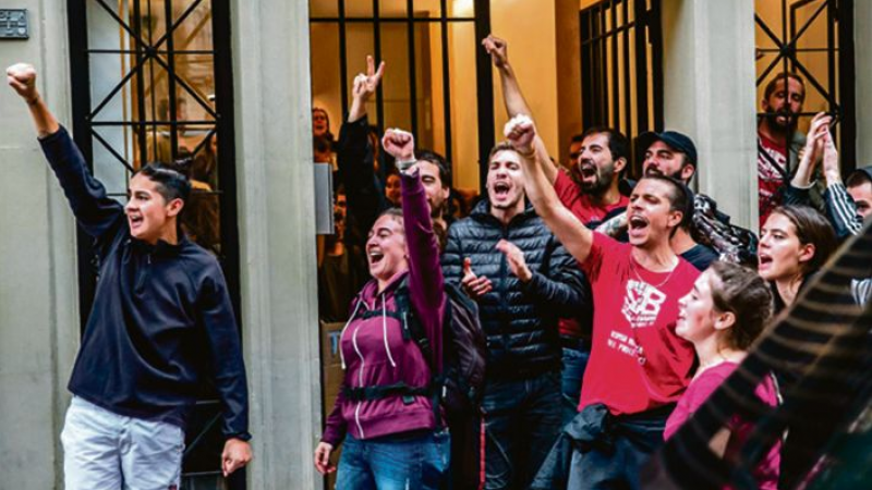 Manifestants a les portes del Bloc Llavors, al carrer Lleida de Barcelona, després d'aturar el darrer intent de desnonament. Sindicat de Barri del Poble Sec