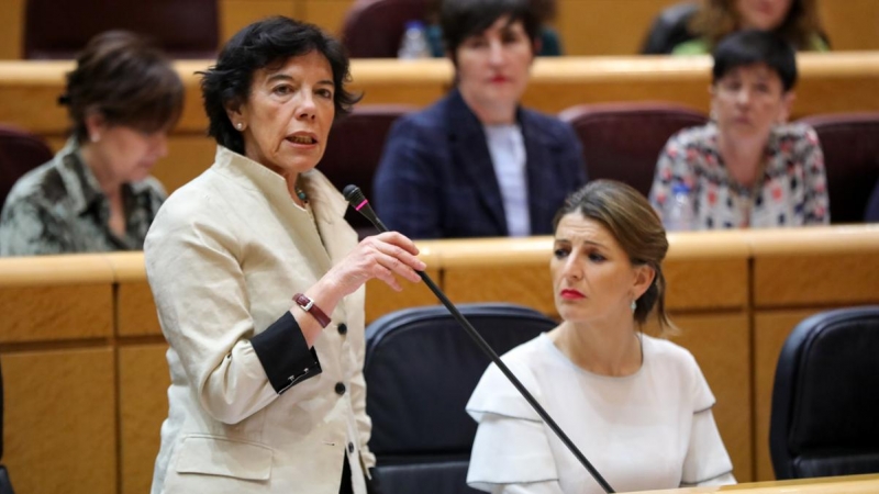 La ministra de Educación, Isabel Celaá, durante una sesión de control en el Senado. / EP