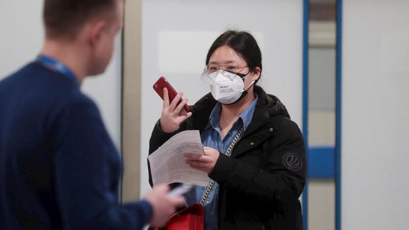 Una pasajera con mascarilla en el aeropuerto de Moscú | EFE