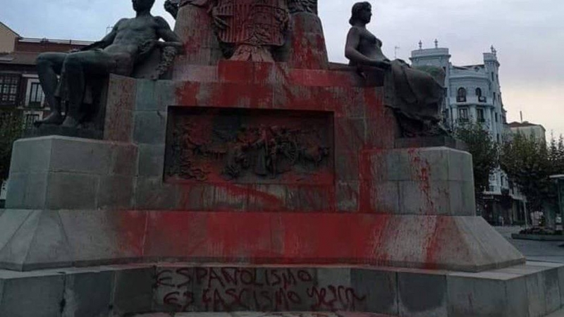 Pintada en el monumento a Colón en Valladolid que reza: 'Españolismo es fascimo'.- EUROPA PRESS