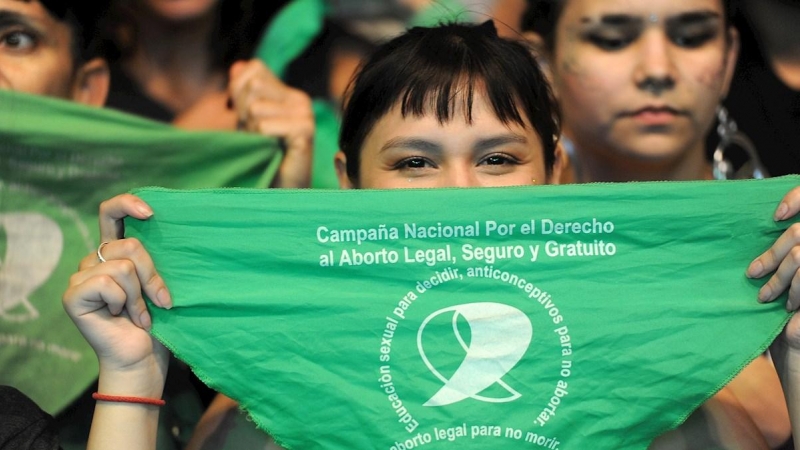 19/02/2020.- Retrato a una de las participantes de una movilización a favor del aborto este miércoles, en Buenos Aires (Argentina). / EFE