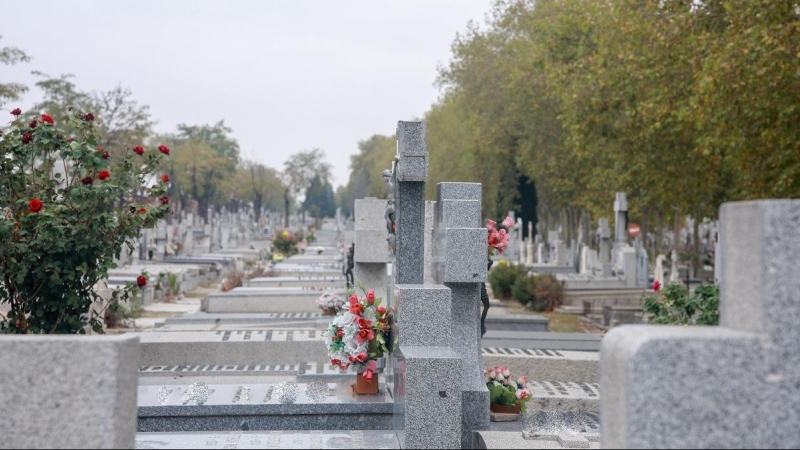Lápidas con flores en el Cementerio de la Almudena de Madrid. EP