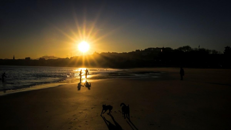 Vista del amanecer este jueves en la playa de Ondarreta de San Sebastián. EFE