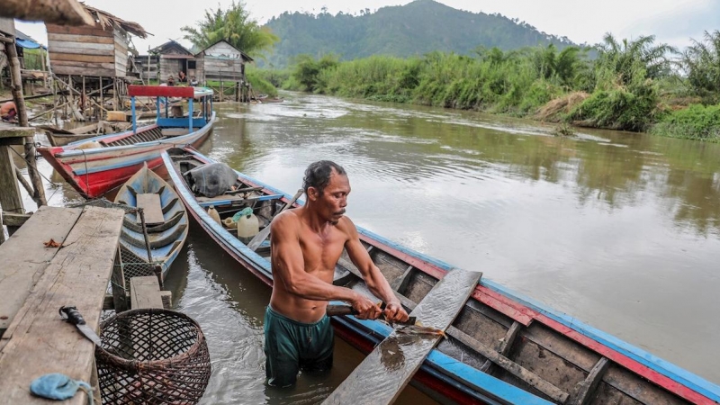 31/08/2019. Un pescador en Batang Toru (Indonesia), donde se construye una  central hidroeléctrica. / EFE