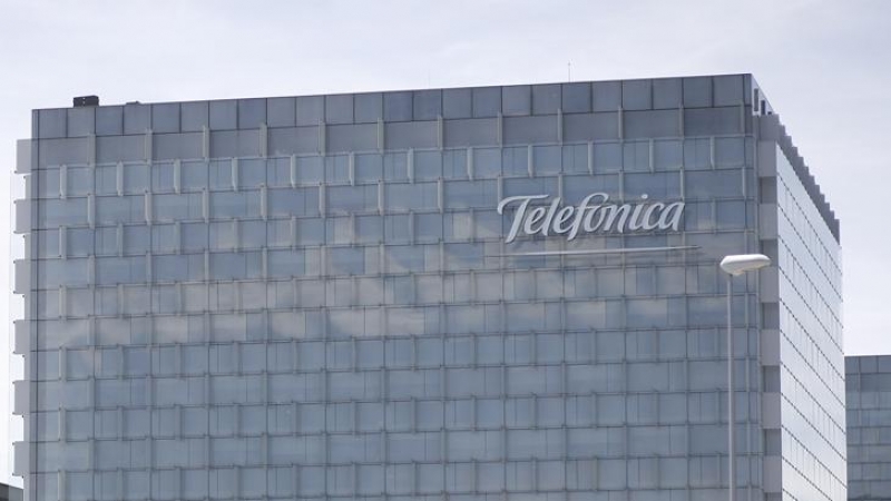 Vista exterior del edificio de la sede de Telefónica, situado en la Ronda de la Comunicación de Madrid. E.P./Eduardo Parra