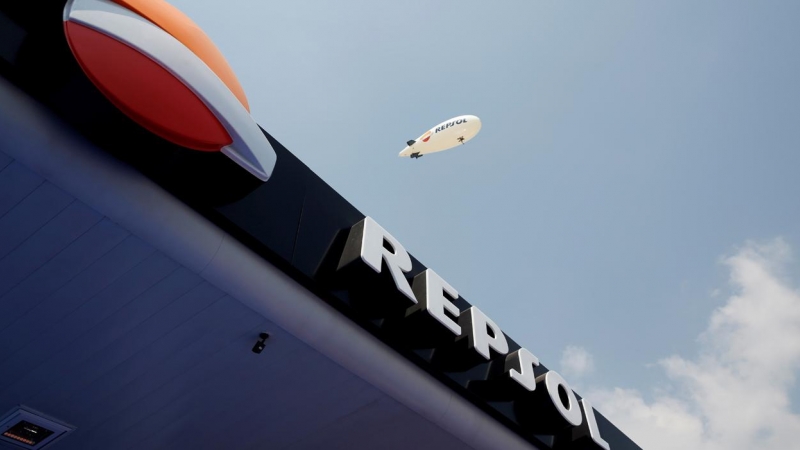 El logo de la petrolera Repsol, en su primera estación de servicio en Ciudad de México. REUTERS/Carlos Jasso