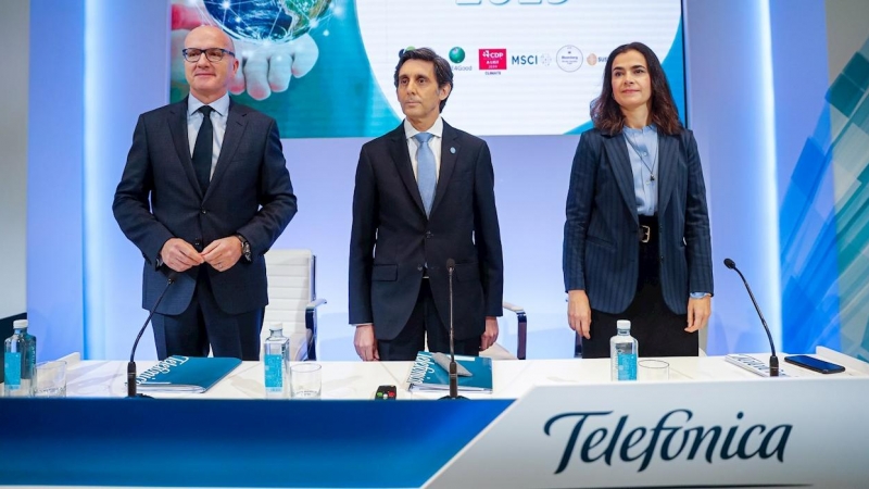 El presidente del grupo Telefónica, José María Álvarez-Pallete (c), acompañado del consejero delegado, Ángel Vila y Laura Abasolo, directora general de Finanzas y Control, momentos antes de la rueda de prensa para presentar los resultados de 2019.. EFE/Em